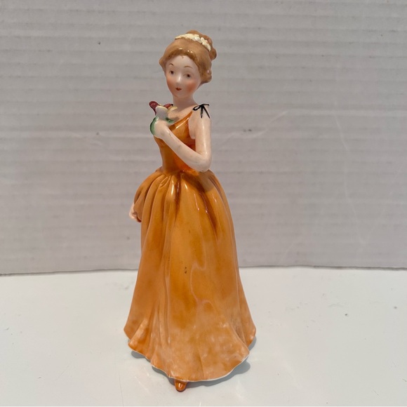 Maruri Masterpiece Beautiful Woman Figurine in yellow gown 5-1/4” tall - Picture 2 of 8